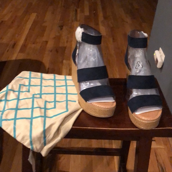 Dolce Vida, navy blue sandals. - Picture 2 of 6